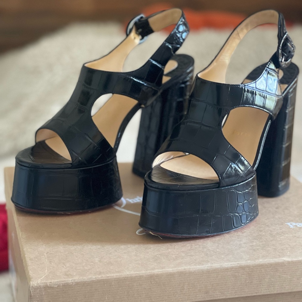 Like new LOUBOUTIN PLATFORMS size 38